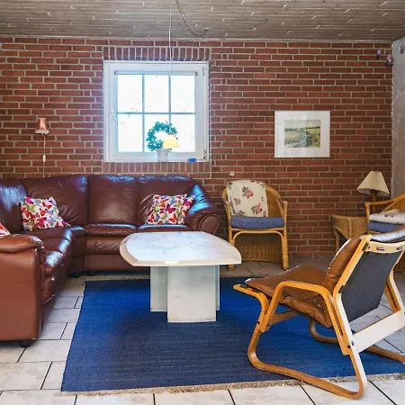 Holiday home Six-bedroom Holiday In Kibaek