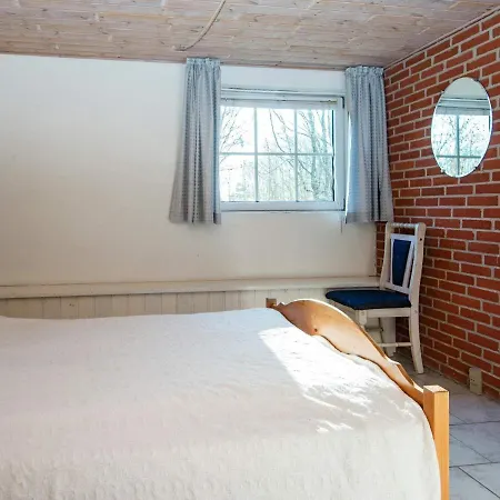 Six-bedroom Holiday In Kibaek *